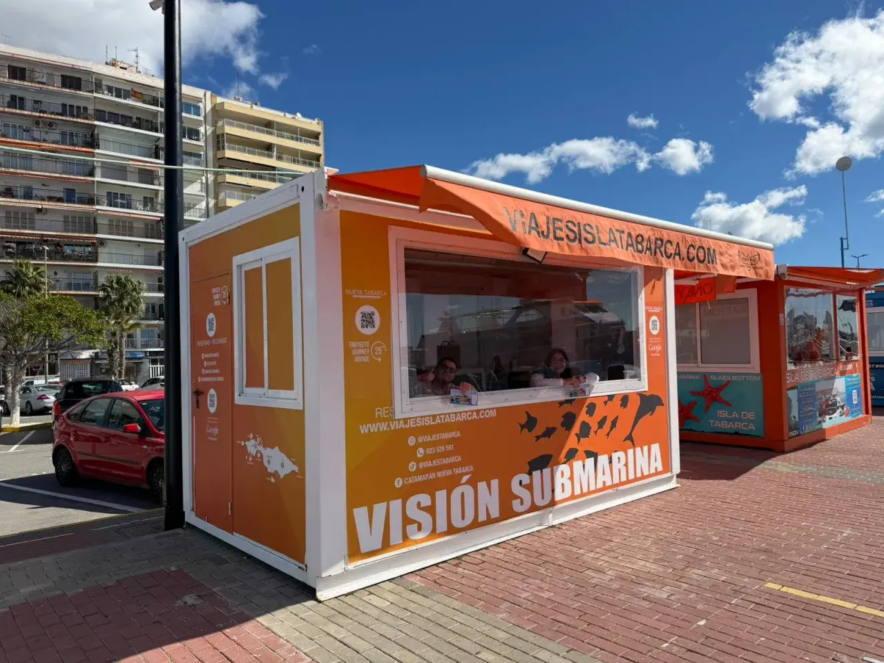 Puesto de venta de billetes para el submarino en las fiestas de Tabarca. Ofrecen viajes con visión submarina y travesías de 25 minutos.