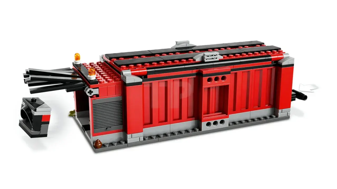 Rotes Lego-Gebäude mit schwarzen und grauen Akzenten, das wie ein Schrottplatz aussieht.