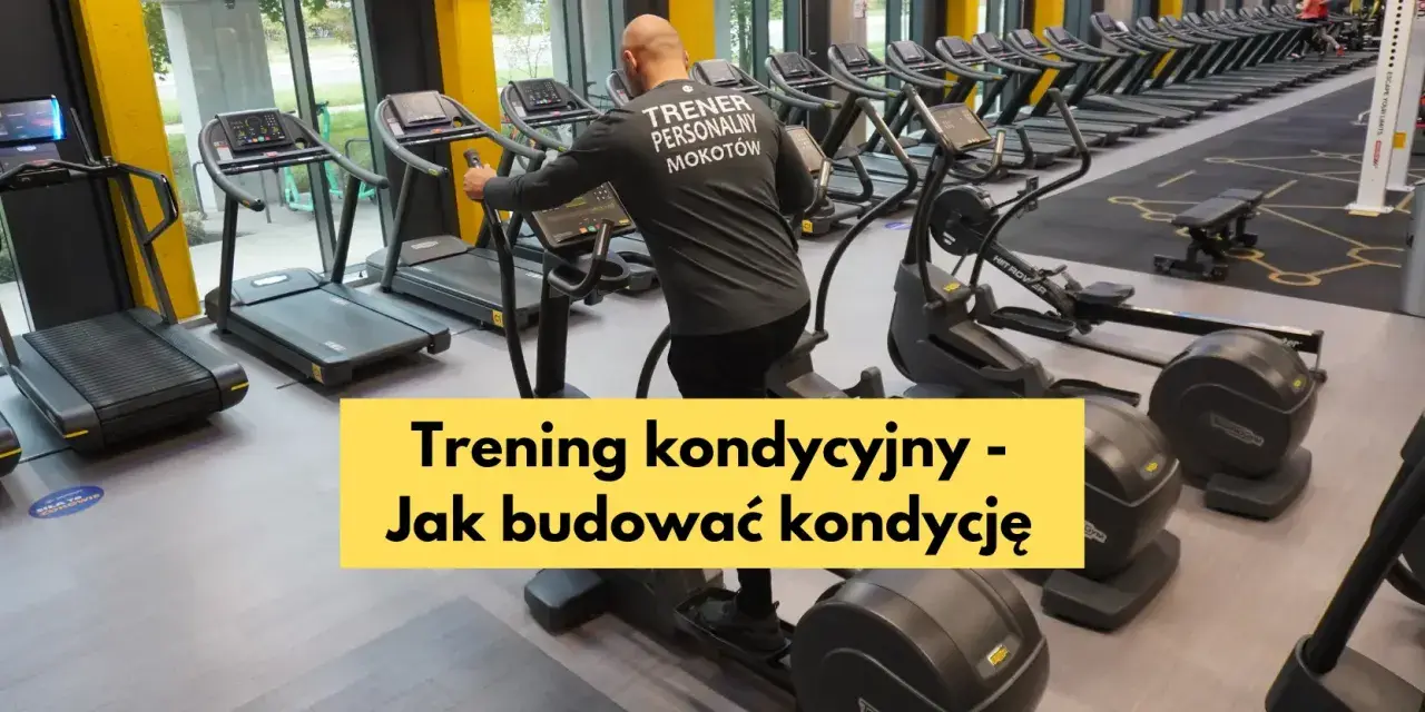 Mężczyzna w koszulce "Trener Personalny Mokotów" ćwiczy na orbitreku. W tle bieżnie i wioślarze, idealne do treningu wytrzymałościowego.