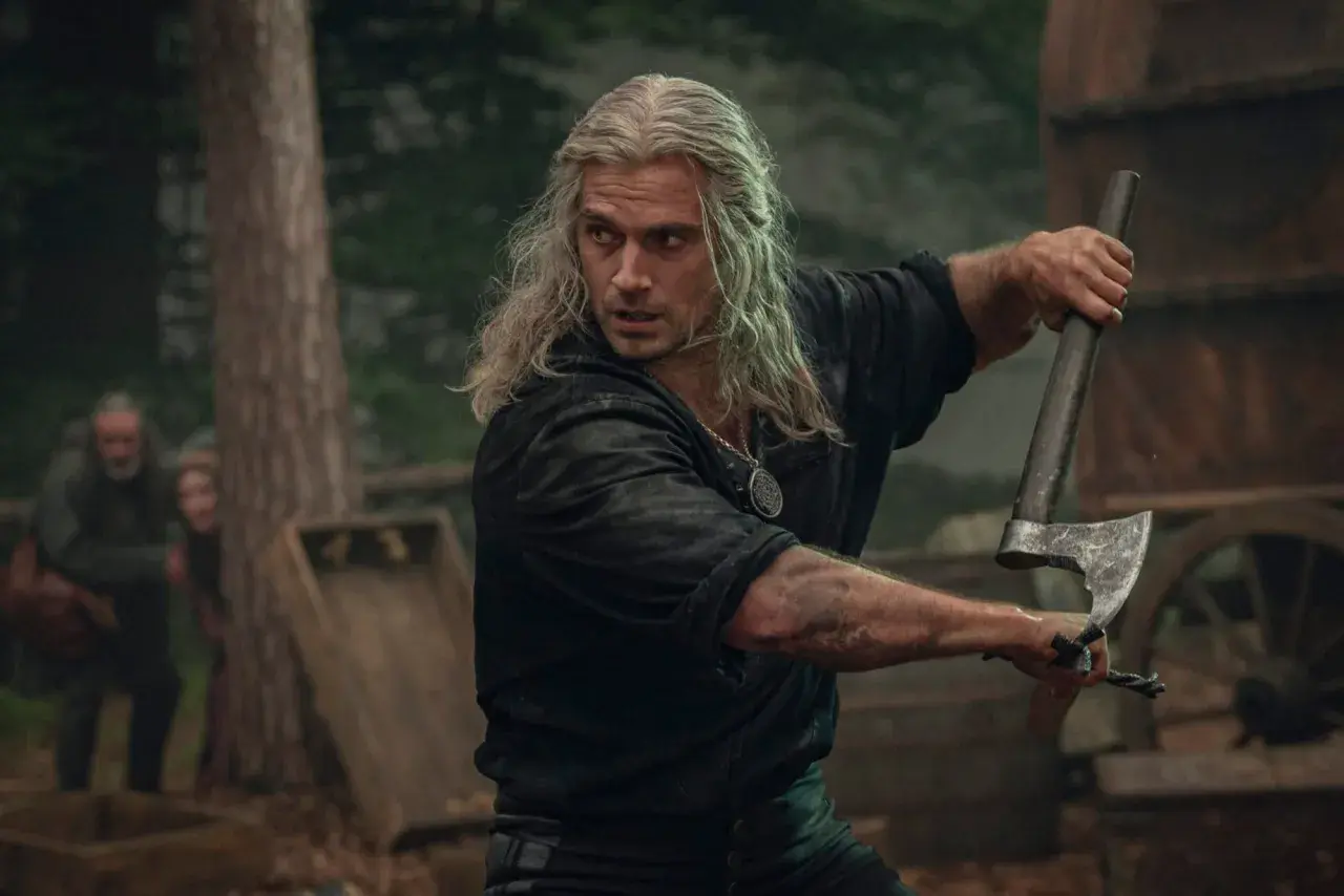 Henry Cavill som Geralt i The Witcher, redo att slåss med en yxa.