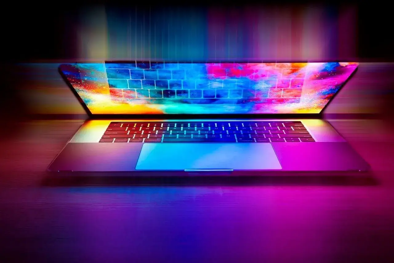 Un portátil con pantalla y teclado iluminados con colores vibrantes. Ideal para saber cómo saber el modelo de mi portátil y explorar su interior.