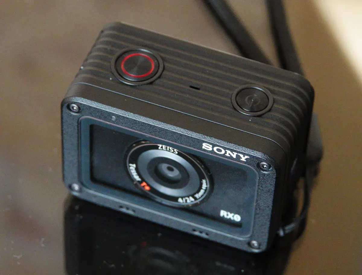 Kompaktowy aparat Sony RX0 z obiektywem Zeiss Tessar T*.