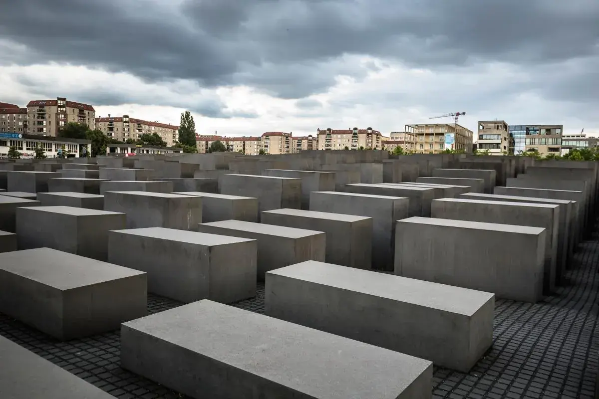 Minnesmärket över Europas mördade judar i Berlin, nära judiska museet, består av tusentals betongblock.