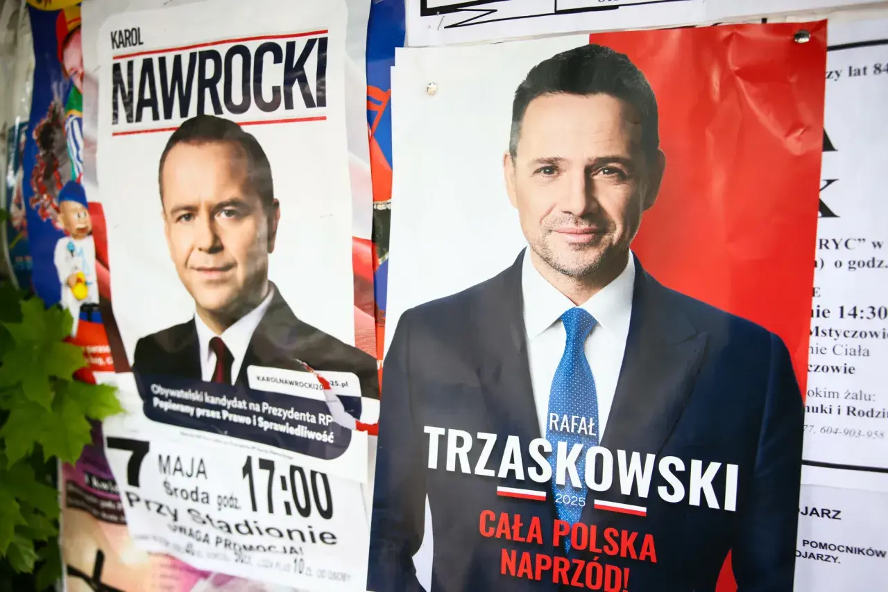 Plakaty wyborcze Karola Nawrockiego i Rafała Trzaskowskiego, zapowiadające prognozy wyborów prezydenckich.