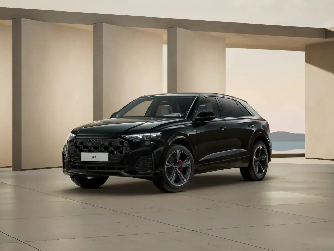 Elegancki, czarny Audi Q8 2025 z czarnym grillem i czerwonymi zaciskami hamulcowymi, zaparkowany przed nowoczesną architekturą.