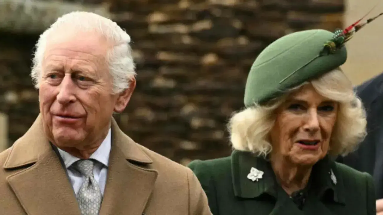 Król Karol i królowa Camilla, choć mają syna, wyglądają na zamyślonych.