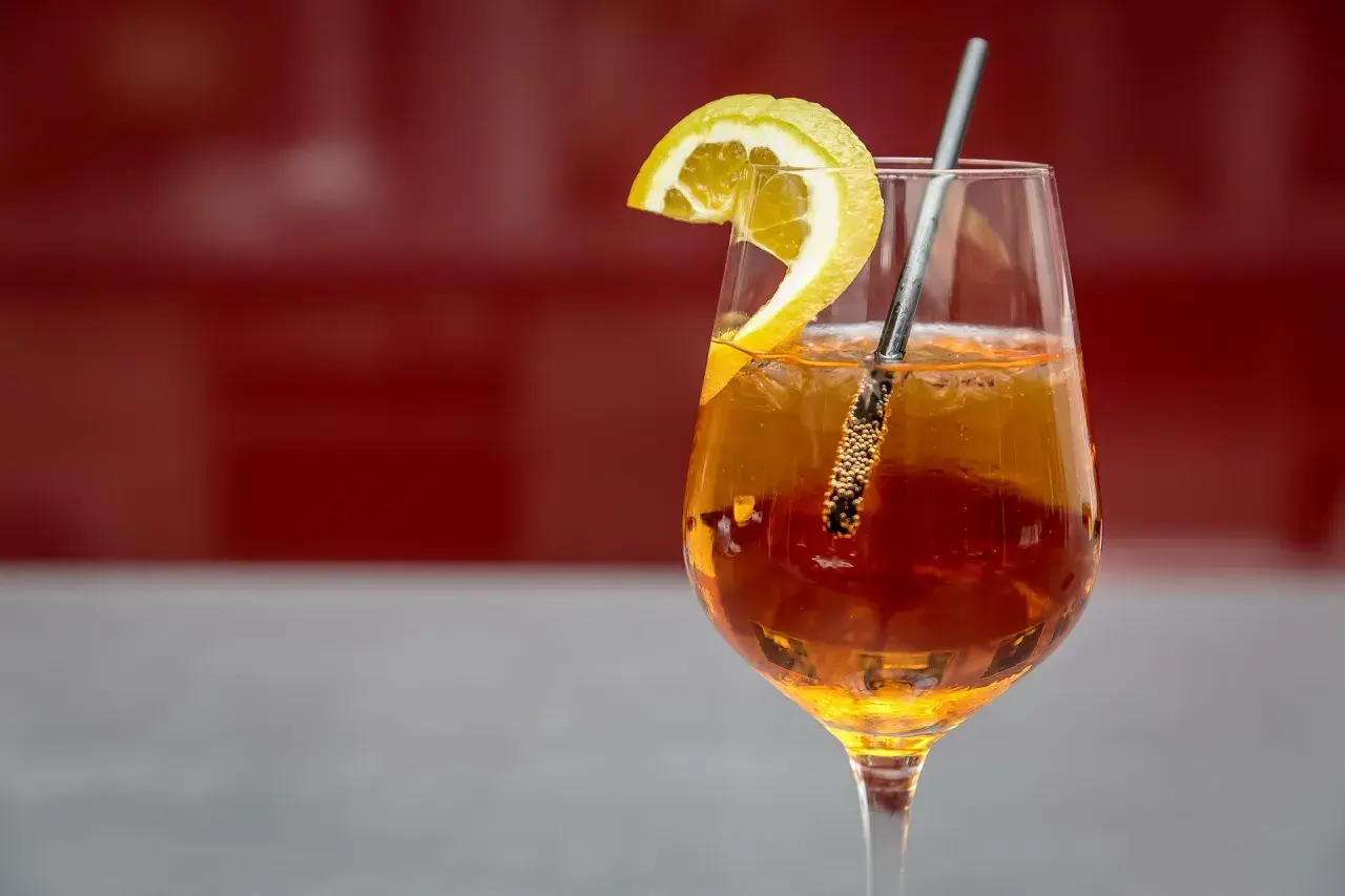 Ein erfrischender Aperitif mit Prosecco, garniert mit einer Zitronenspalte. Perfekt für einen entspannten Moment.