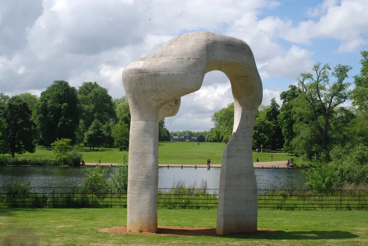 Henry Moore rzeźby: Dlaczego wciąż fascynują? Odkryj sekrety