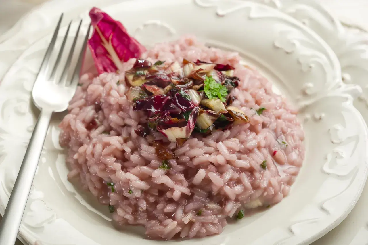 Cremiges Radicchio Risotto, inspiriert von Ottolenghi, garniert mit karamellisiertem Radicchio und frischer Petersilie.