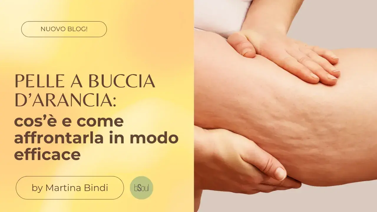 Mano che accarezza la pelle a buccia d'arancia, spiegando la differenza tra buccia d'arancia e cellulite.