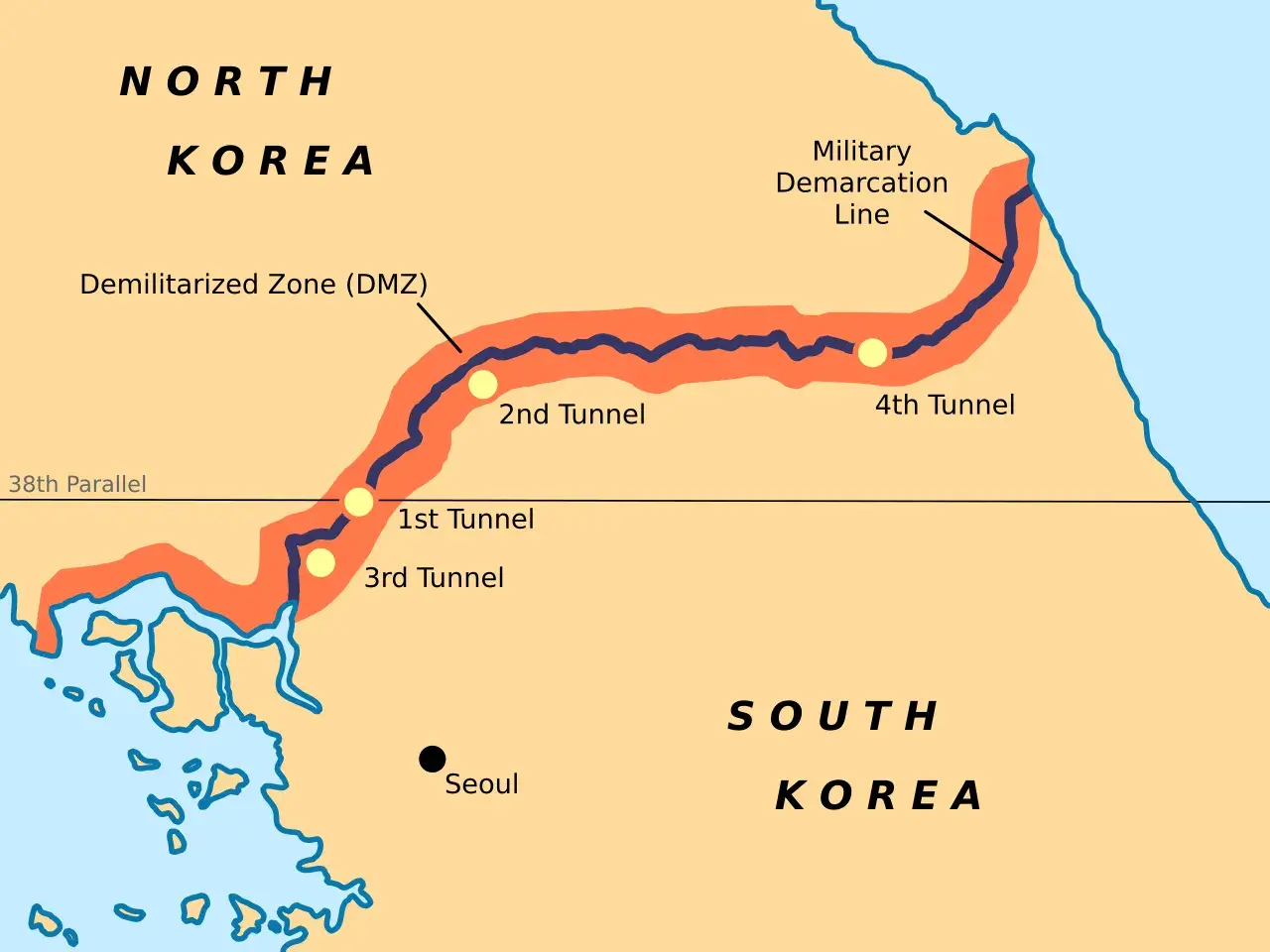 Mapa ukazuje strefę zdemilitaryzowaną Korei, zaznaczoną na pomarańczowo, z zaznaczonymi tunelami i linią demarkacyjną.