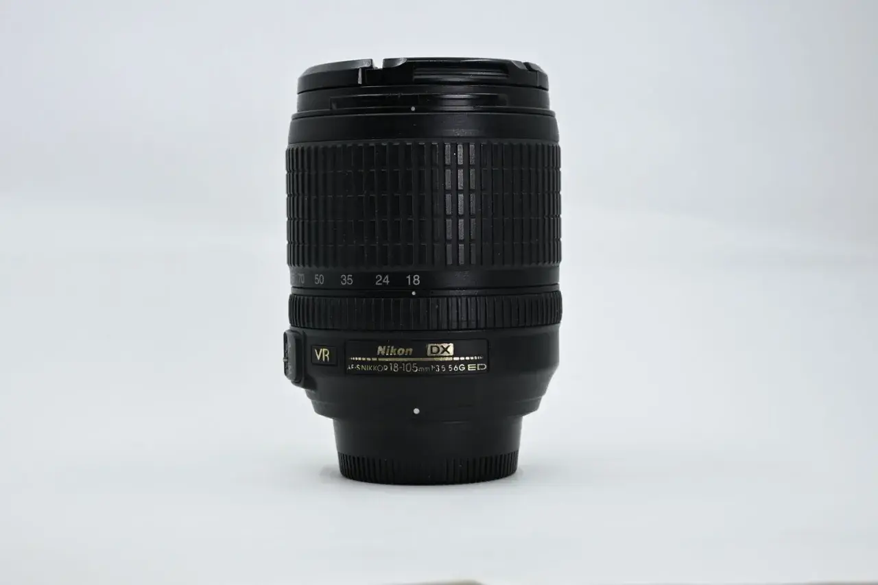 Obiektyw Nikon 18-105mm VR DX, idealny do krajobrazów, portretów i codziennych ujęć.