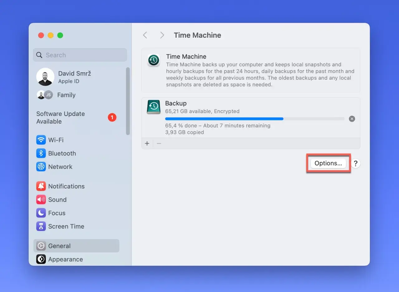 Einstellungen für die Time Machine konfigurieren. Ein Backup wird gerade erstellt.