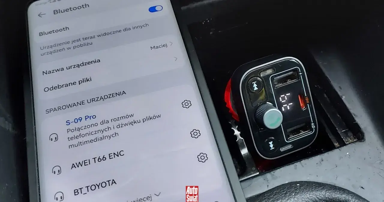 Samochodowy transmiter FM z Bluetooth, połączony z telefonem. Widoczny ekran telefonu z ustawieniami Bluetooth i sparowanymi urządzeniami.