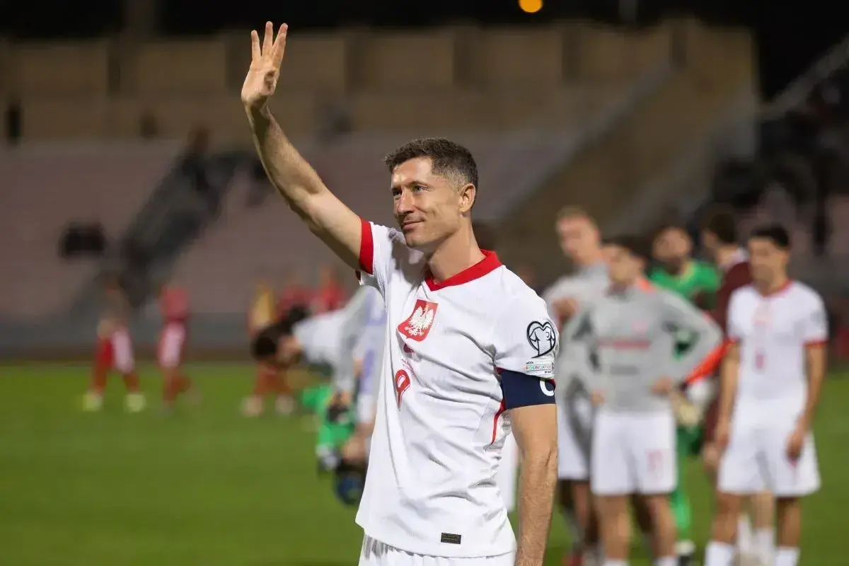 Robert Lewandowski, jeden z najlepszych polskich napastników, pozdrawia kibiców.