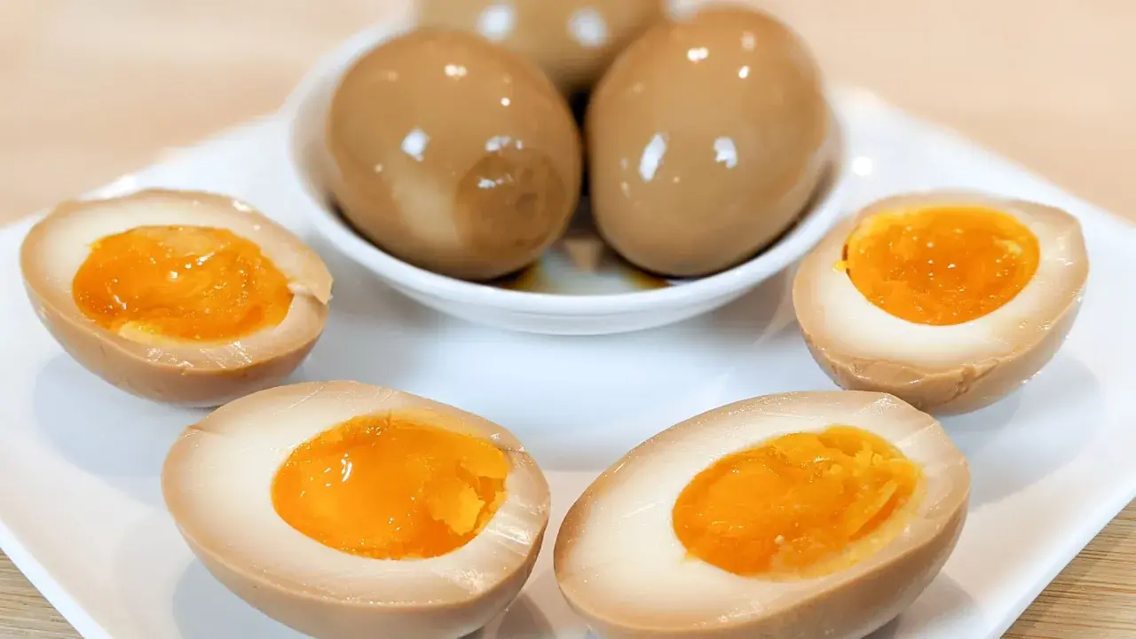 Oeufs marinés pour ramen, avec des jaunes coulants et une saveur riche. Parfaits pour garnir votre bol de nouilles.