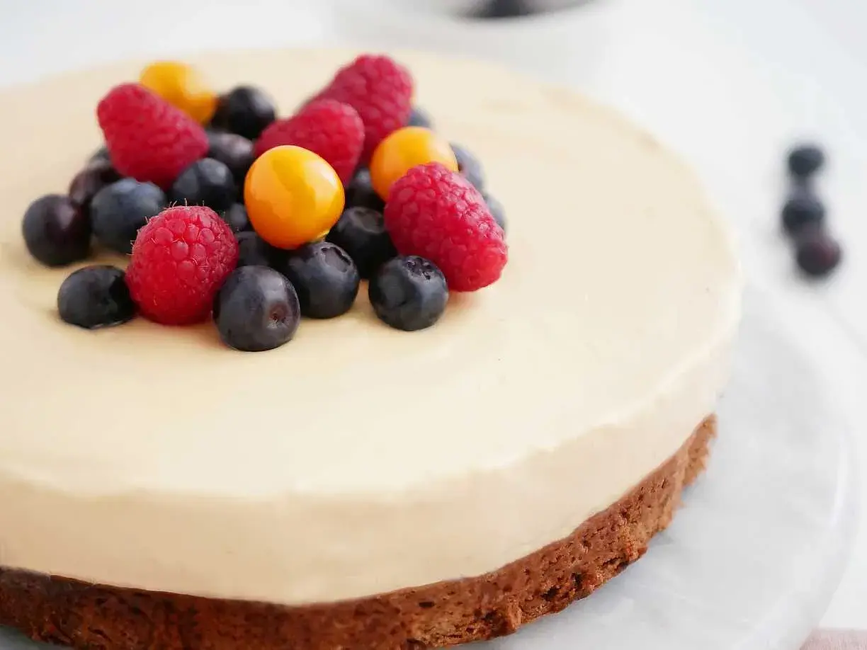 Enkel tårta med dulce de leche, toppad med färska bär som hallon, blåbär och physalis. En läcker dessert som passar alla tillfällen.