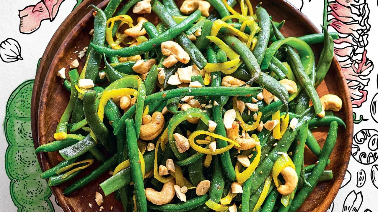 Deliziosa insalata di fagiolini croccanti con anacardi tostati e peperoni gialli a julienne, un contorno fresco e saporito.
