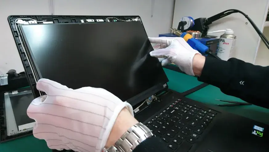 Ile kosztuje wymiana matrycy w laptopie Lenovo? Sprawdź ceny i opcje naprawy