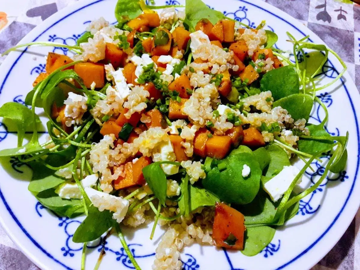 Bunter Salat mit Kürbis, Quinoa und Feta. Ein leckeres Postelein Rezept für den Sommer.
