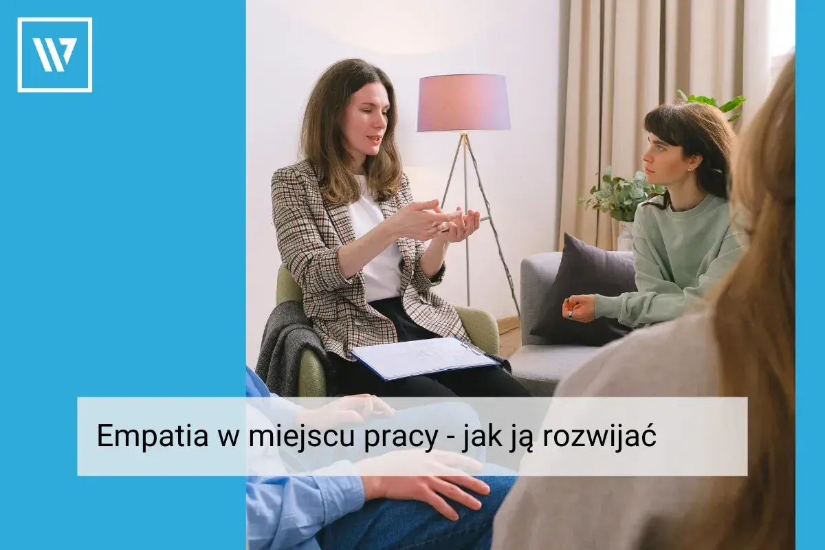 Kobieta prowadzi rozmowę, pokazując gestami, jak ważna jest empatia w pracy. Słucha jej uważnie druga osoba.