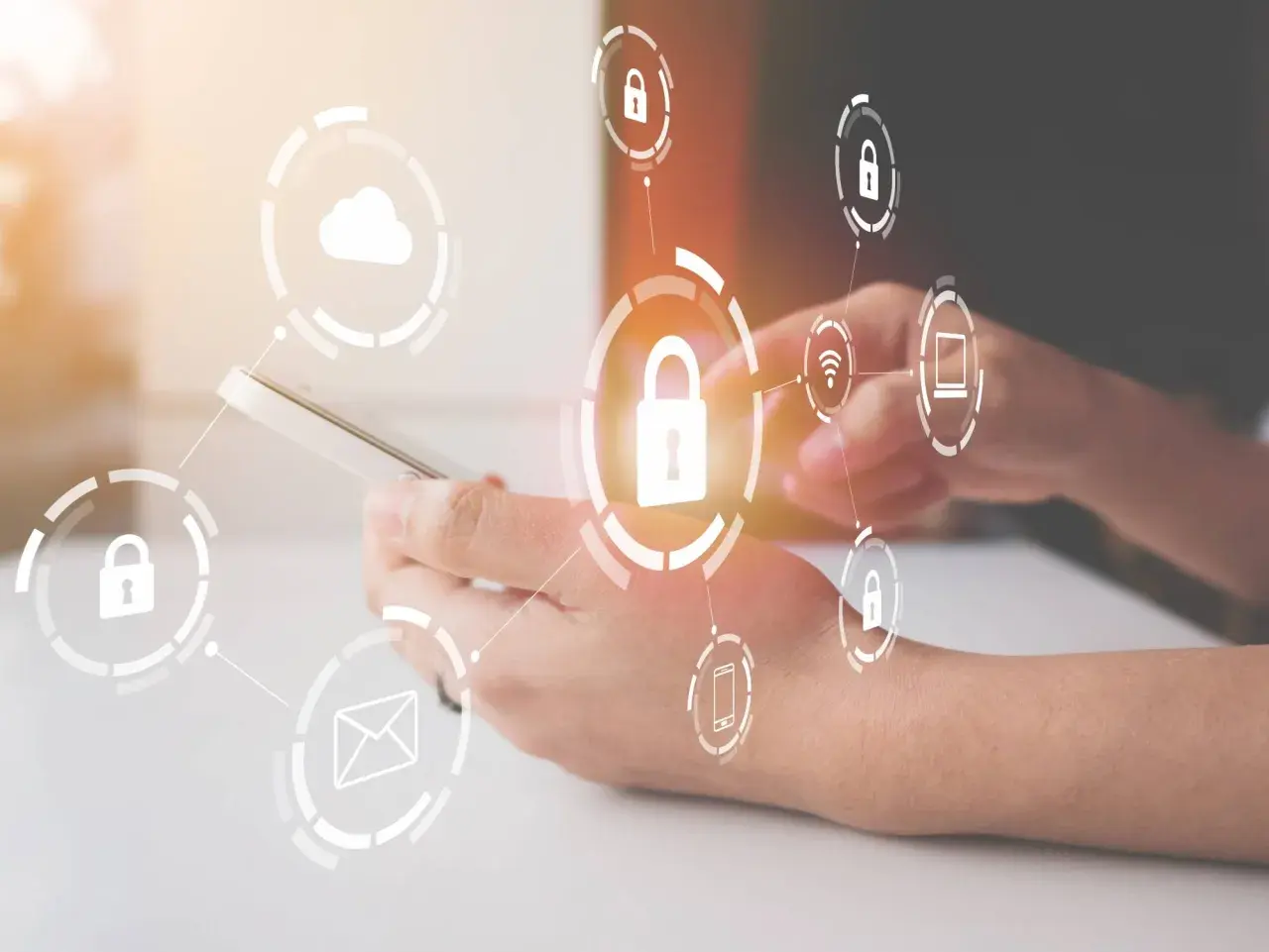 Manos sujetando un teléfono con iconos de seguridad y dispositivos de almacenamiento conectados, simbolizando la protección de datos.