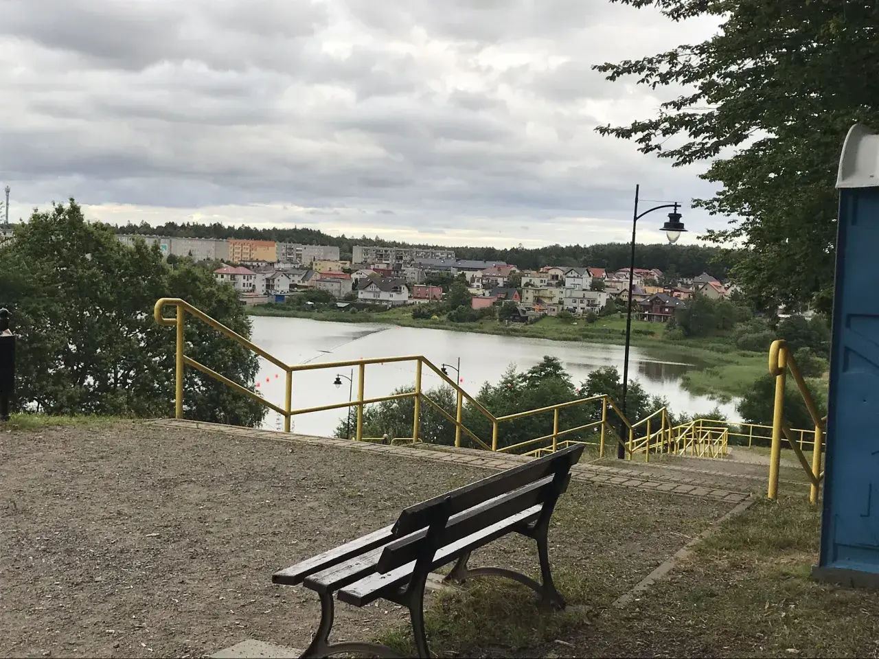 Ławka na początku chmielno trasa, z widokiem na jezioro i miasteczko.