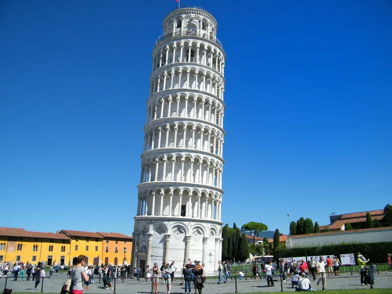 La Torre di Pisa, con la sua inconfondibile pendenza, attira turisti da tutto il mondo. Informazioni sulla Torre di Pisa sono disponibili ovunque in questa piazza affollata.