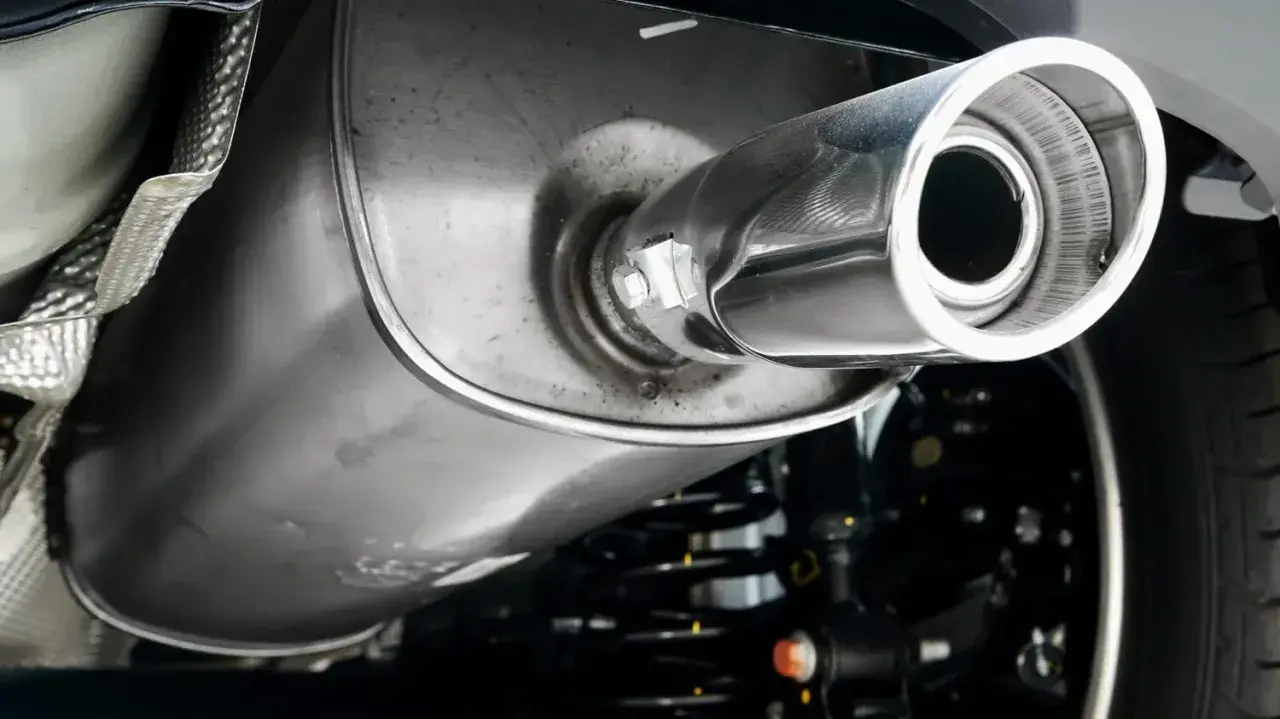 Układ wydechowy BMW, być może z problemem DTC P0401. Widoczny tłumik i końcówka wydechu.