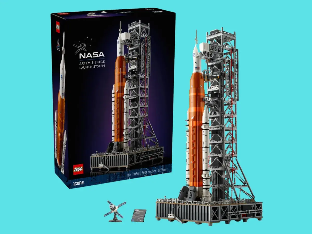 LEGO Icons NASA Artemis Space Launch System-Set, ein detailgetreues Modell der Rakete und Startrampe.