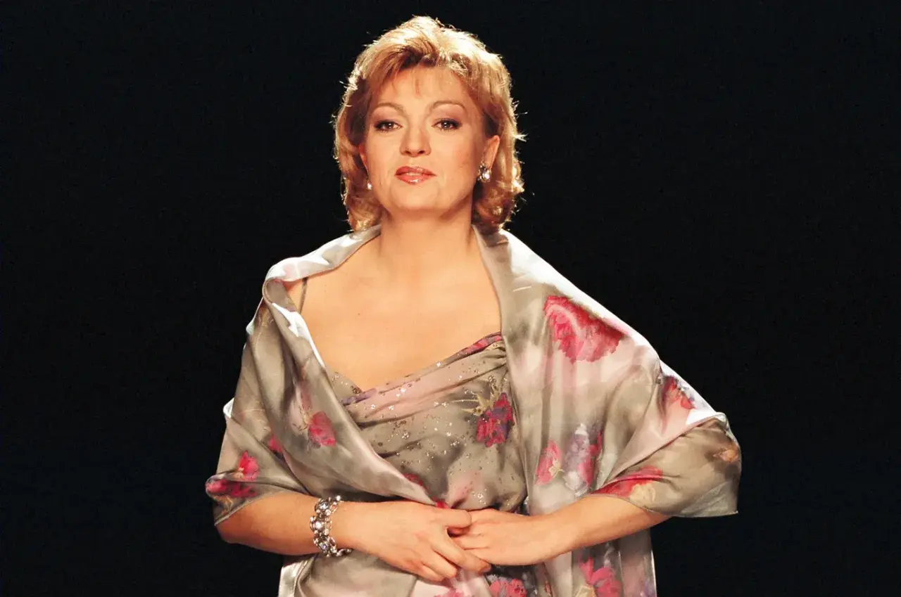 Małgorzata Walewska, wiek nieznany, w eleganckiej sukni i szalu w kwiaty, z biżuterią na nadgarstku.
