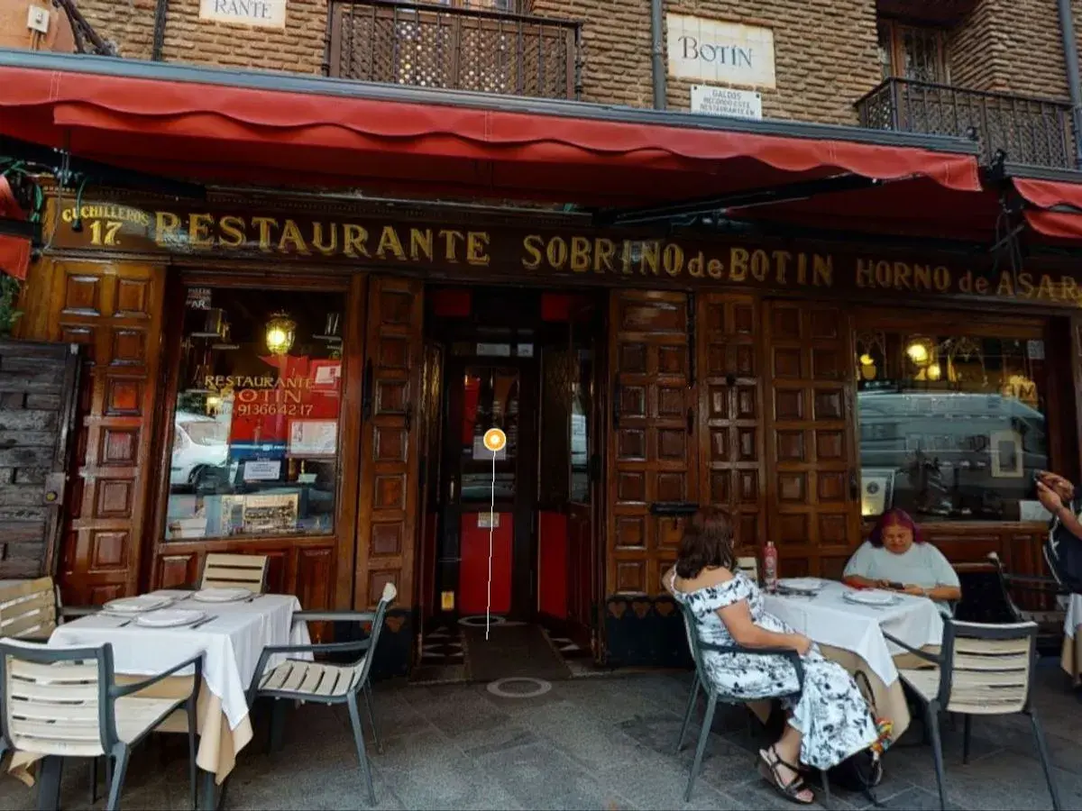 Fachada del restaurante Sobrino de Botín, el restaurante más antiguo de España, con mesas puestas en el exterior.