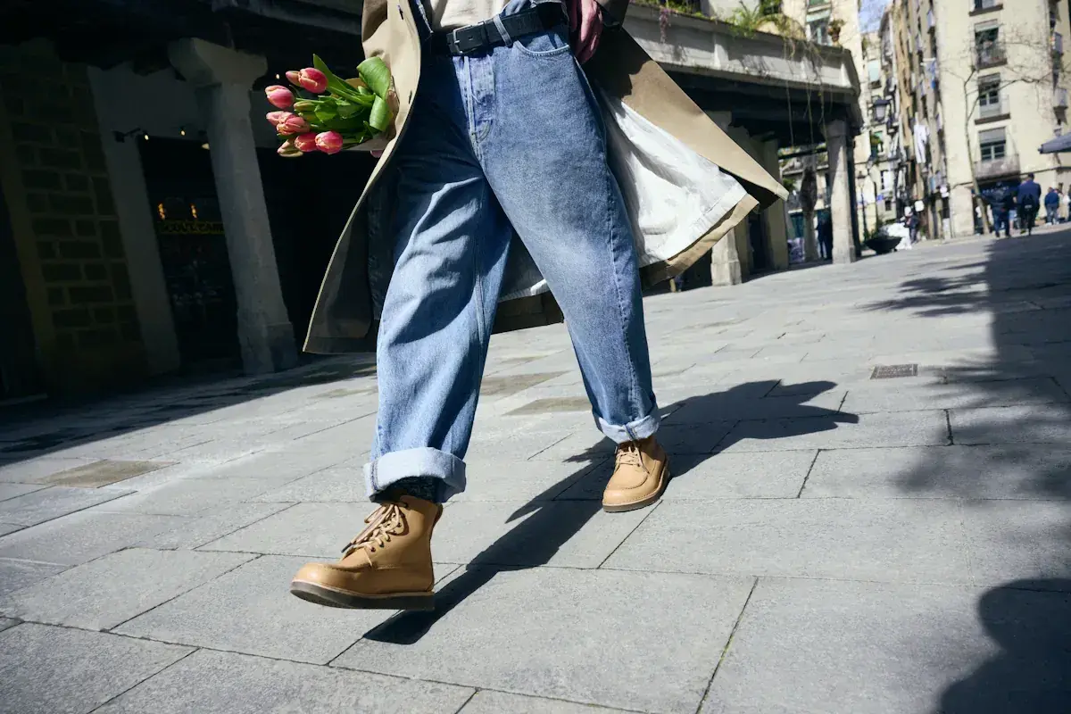 Idealne buty do koszuli i jeansów? Jasnobrązowe botki na spacerze z tulipanami.