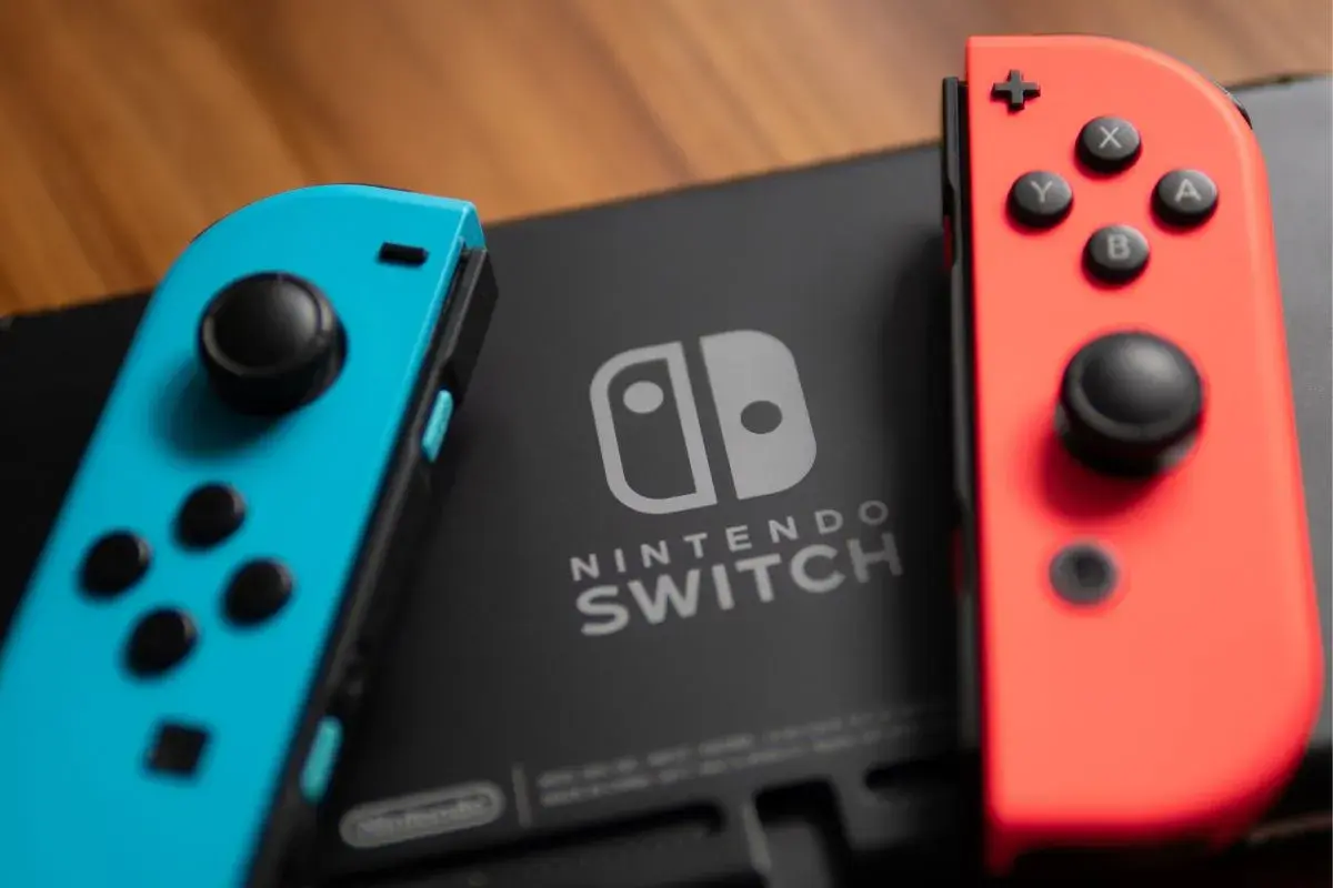 Niebieski i czerwony Joy-Con na konsoli Nintendo Switch. Czas na najlepsze gry Nintendo Switch!