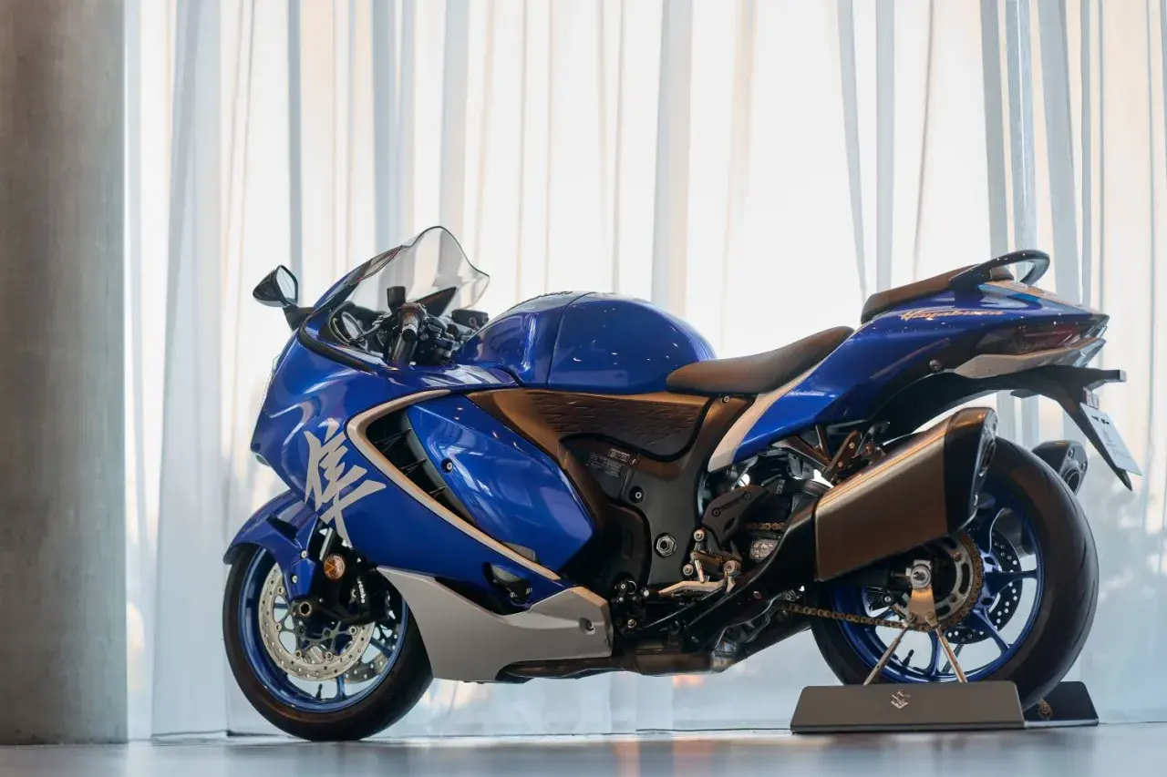 Błękitny motocykl Suzuki Hayabusa, idealny do rozważenia w ramach suzuki leasing. Lśniąca maszyna prezentuje się imponująco.