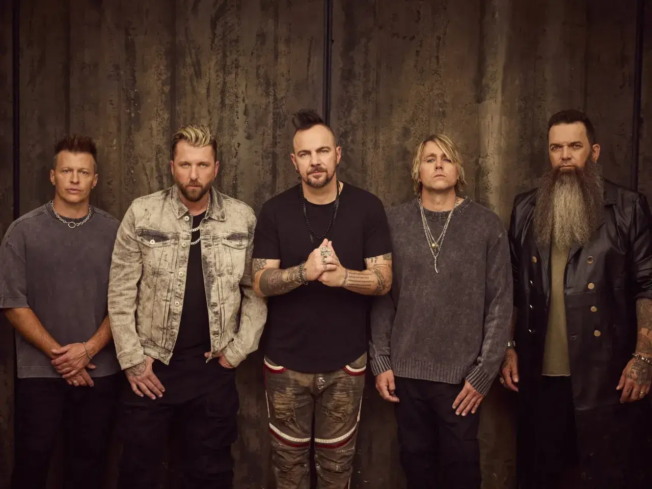 Zespół Three Days Grace na zdjęciu promocyjnym. Gotowi na kolejne koncerty!