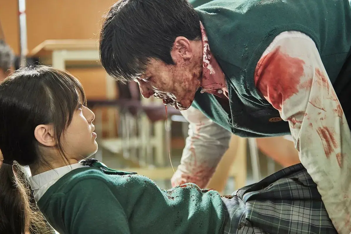 Dziewczyna patrzy na krwiożerczego zombie. Wszyscy są martwi, a ona walczy o życie.