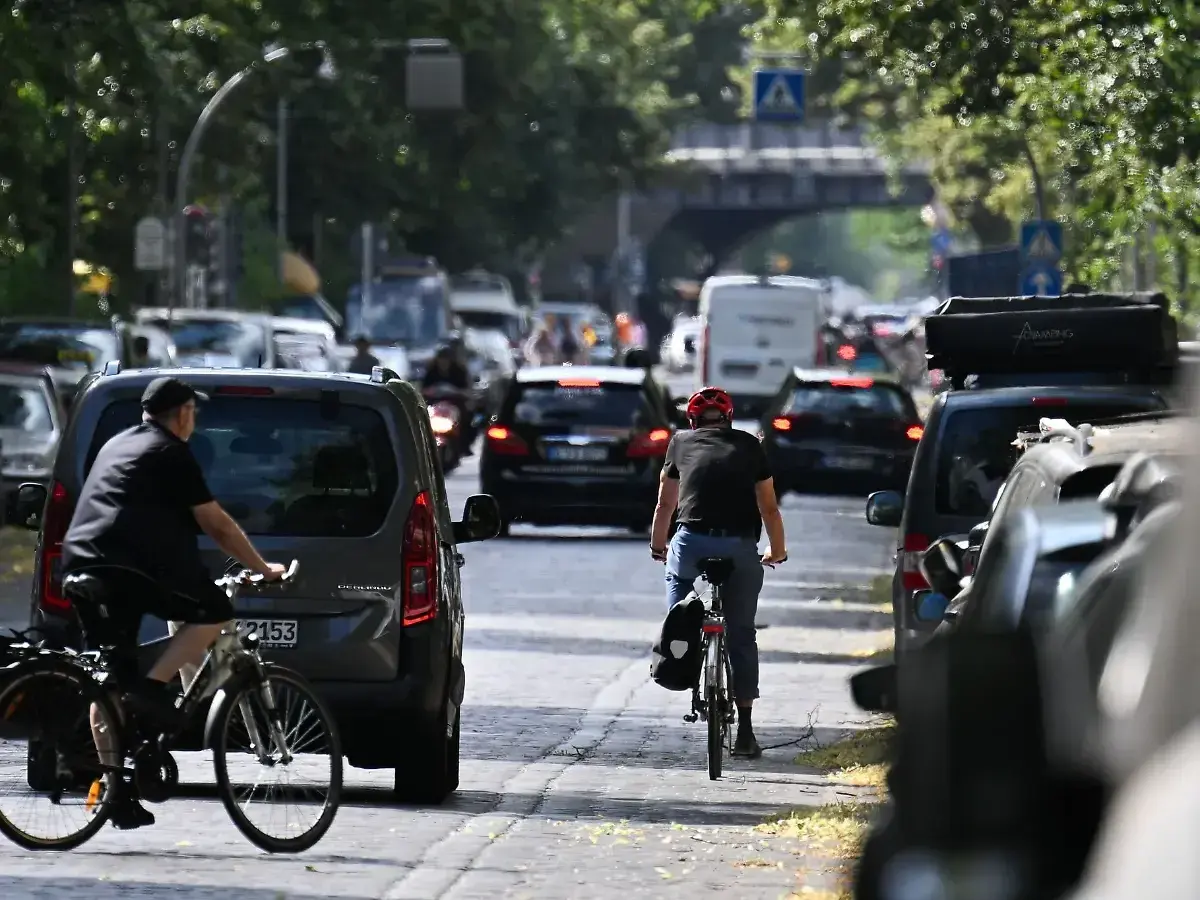Verkehr in Berlin: Radfahrer und Autos auf dem Weg von Berlin nach Polen mit dem Auto.