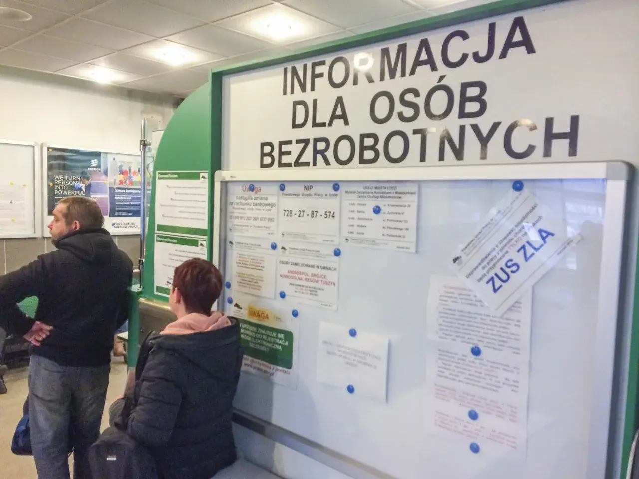 Informacja dla osób bezrobotnych, jak się zwolnić żeby dostać zasiłek dla bezrobotnych. Tablica z ogłoszeniami w urzędzie.