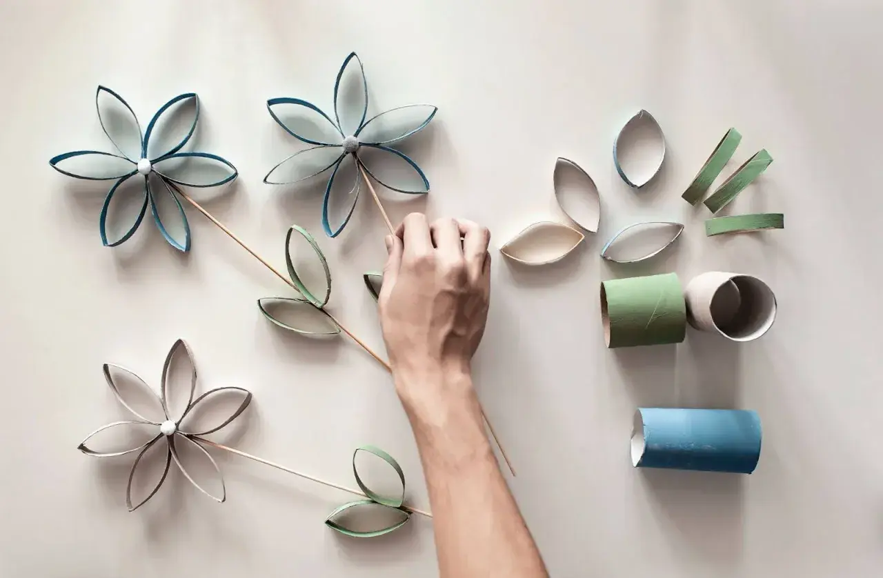 Fiori e foglie fatti con rotoli di carta: un'idea creativa per lavori con i bambini.