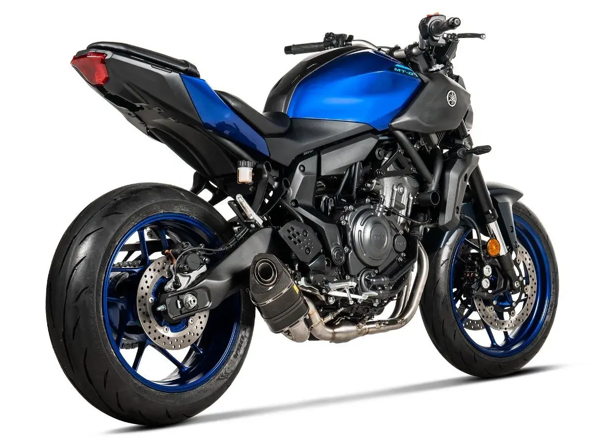 Yamaha MT-07 z wydechem Akrapovič, błyszczący niebieski zbiornik paliwa i czarne detale.