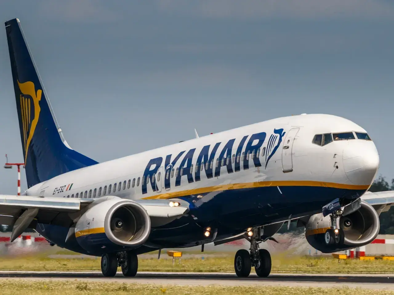 Samolot Ryanair startuje, zapowiadając tanie podróże i świetne zniżki.