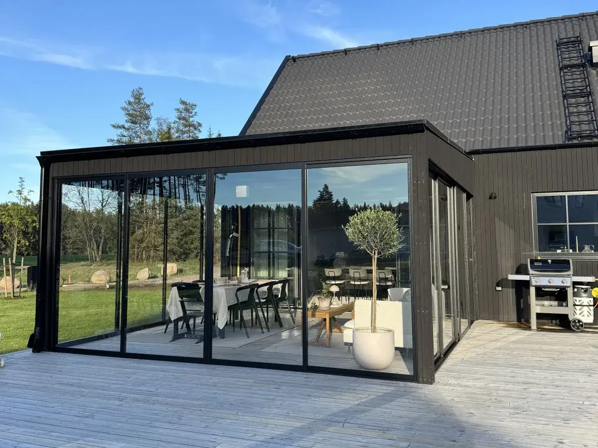 Moderna altaner med glaspartier som släpper in ljus. Ett perfekt ställe för middagar utomhus.