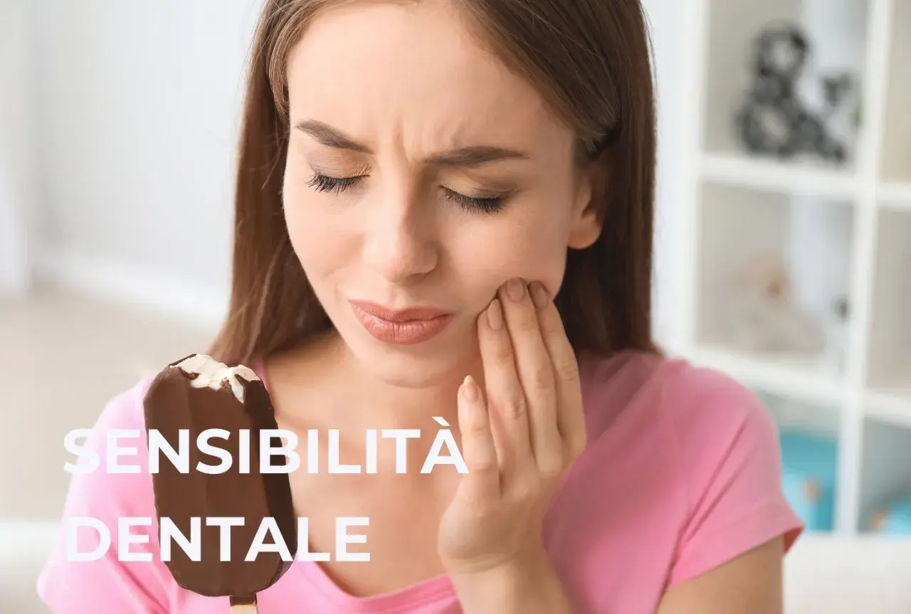 Donna con gelato che prova dolore, con mano sulla guancia, a causa della dentina esposta.