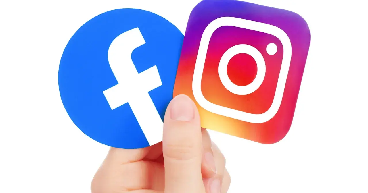 Palec trzyma loga Facebooka i Instagrama. Czy kopiowanie zdjęć z Facebooka jest karalne?