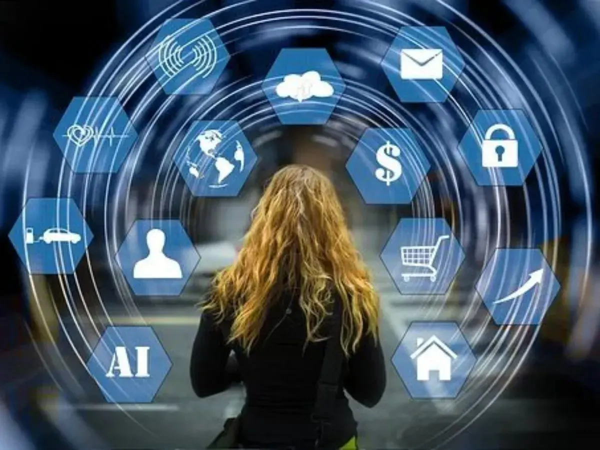 Mujer frente a un círculo de iconos digitales que representan la **inteligencia cristalizada**: salud, hogar, IA, coche, mundo, finanzas, seguridad, compras, correo y crecimiento.