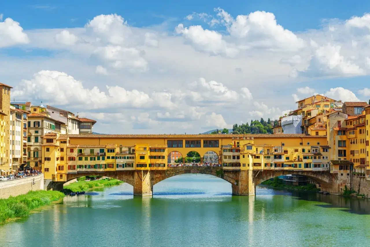 Most słynnego Ponte Vecchio we Florencji, idealny cel podróży, gdy zastanawiasz się, jak dojechać z Bolonii do Florencji.