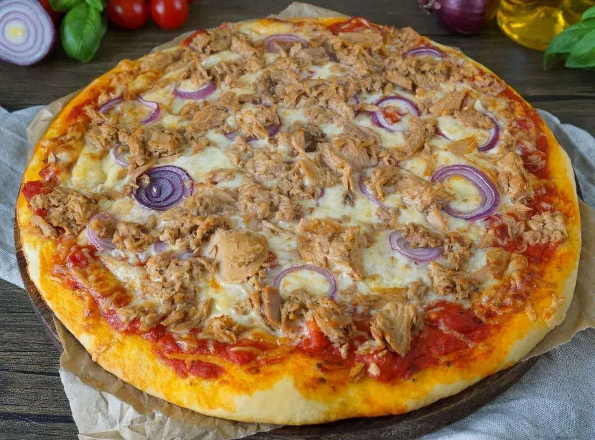 Eine köstliche Thunfisch Pizza mit roten Zwiebeln, ein italienisches Rezept, das Lust auf mehr macht.