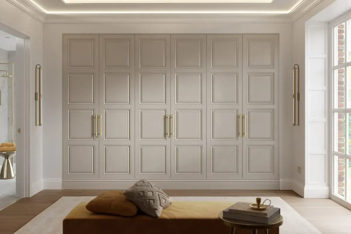 Elegant platsbyggd garderob hall med diskreta handtag och stilren design. Perfekt för att maximera förvaringen med klass.