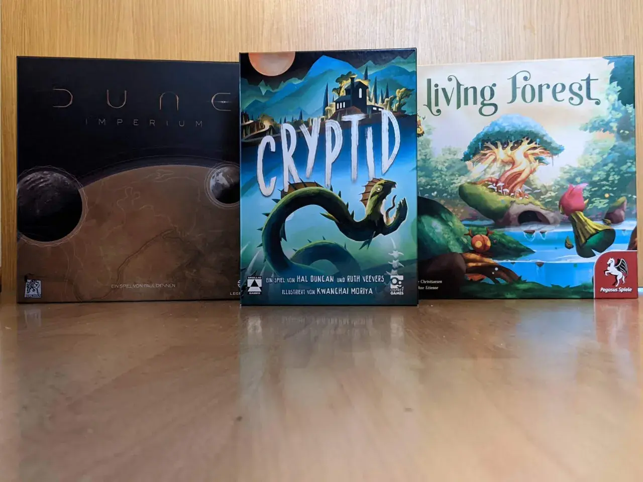 Drei Brettspiele: Dune: Imperium, Cryptid und Living Forest. Möglicherweise Teil einer Kennerspiel des Jahres Liste.